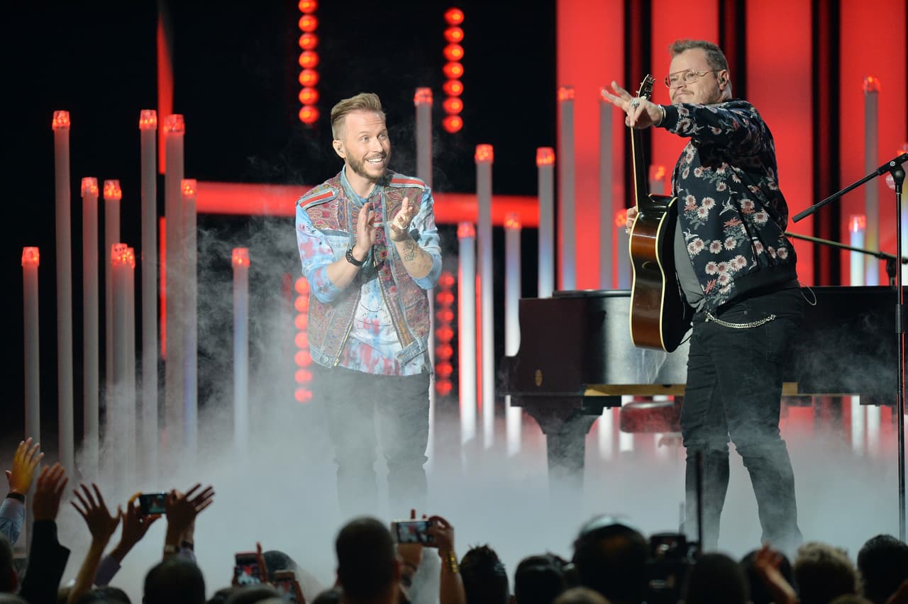 Su trayectoria ha estado marcada por varias pausas. La de 2009 fue la primera de ellas; sin embargo, años después el dueto decidió manejar Sin Bandera a la par de su carrera como solistas por lo que, para beneplácito de sus seguidores, siguen grabando material, aunque no han regresado a Premios Juventud.