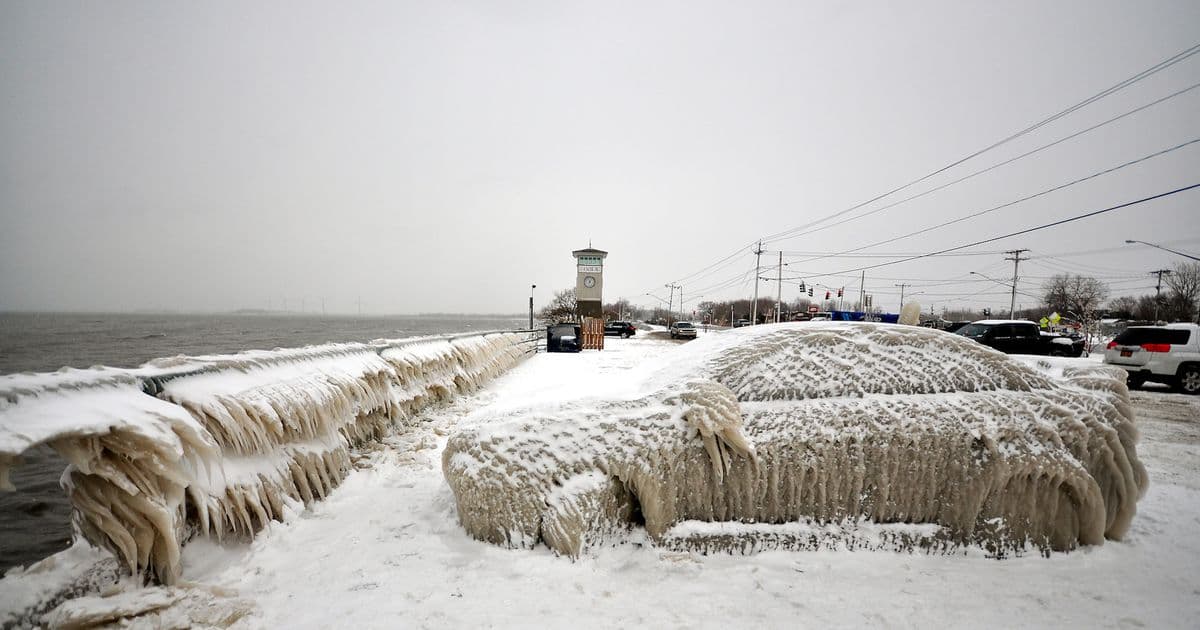 Esta fotografía fue tomada por el usuario de Twitter Alvin Lindsaye, quien retrató cómo quedaron congelados varios carros que estaban parqueados al frente del mar.