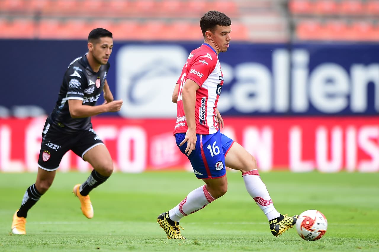 Los potosinos intentan por todos lados y comienzan a terminar las jugadas con tiros a puerta.
