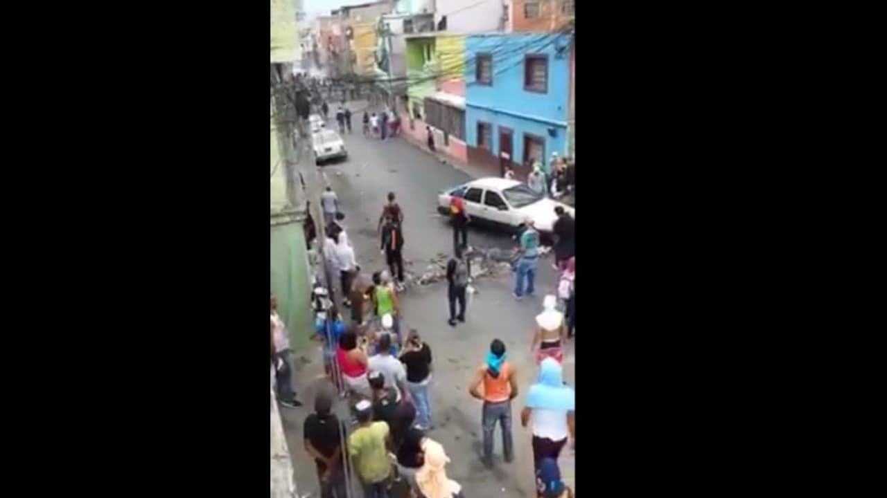 Barriada popular venezolana protagoniza inédita revuelta contra gobierno de Maduro