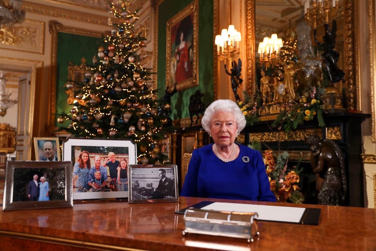 La reina Isabel y miembros de la familia real británica 
<b><a href="https://www.univision.com/famosos/la-reina-isabel-ii-gastara-casi-40-000-dolares-en-regalos-navidenos-para-su-familia-y-empleados-fotos" target="_blank">celebran cada año la Navidad</a></b> en la casa de descanso que tiene la monarca en Sandringham. 
<br>