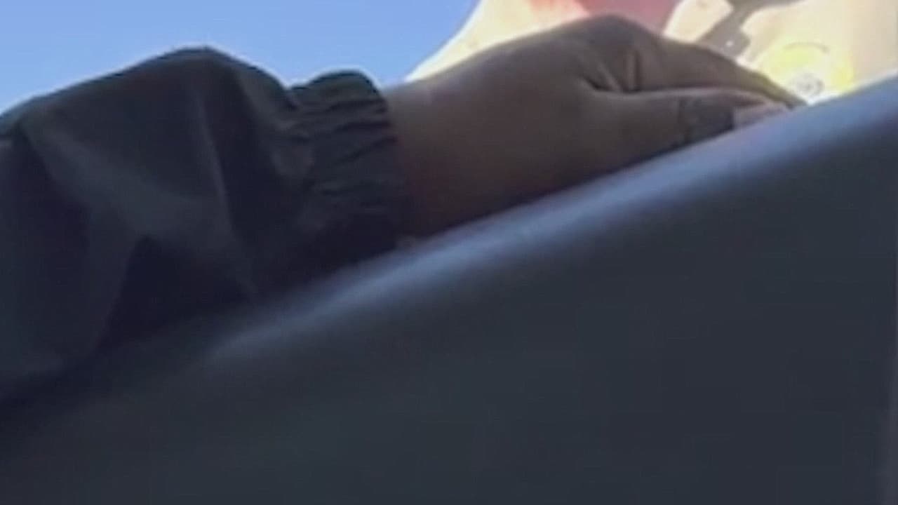 “El señor dijo que me miraba sospechoso”: hispano denuncia que fue detenido por un policía fuera de servicio