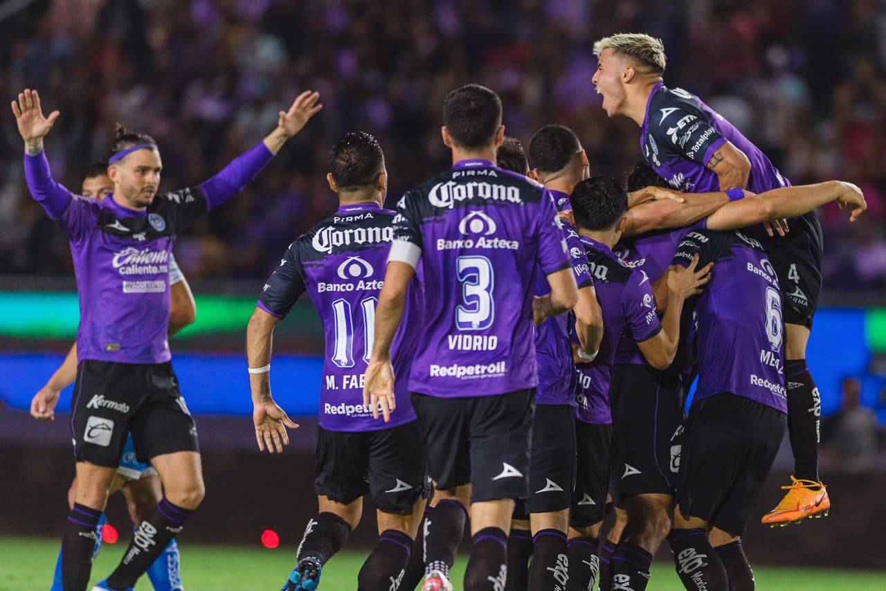 Con goles de Oswaldo Alanís y Marco Fabián por la vía de la pena máxima, Mazatlán FC derrotó a Puebla en la última jornada para aumentar sus posibilidades de permanecer en zona de repechaje.