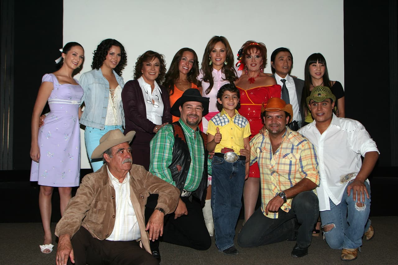 'Yo amo a Juan Querendón' estuvo protagonizada por Eduardo Santamarina y Mayrin Villanueva. Los acompañaron en el elenco Alexis Ayala, Arleth Terán, Silvia Pasquel, César Évora, Sharis Cid, Alejandra Barros y Marisol González.