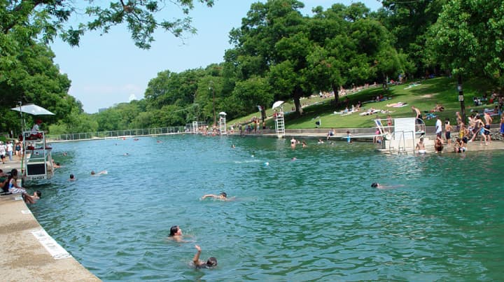<h2 class="cms-H2-H2">Barton Springs Pool</h2>
<br>
<br>📍Physical Address2131 William Barton Dr. Austin, TX 78746
<br>☎️ 512-974-6300
<br>💵 De 2 a 5 dólares