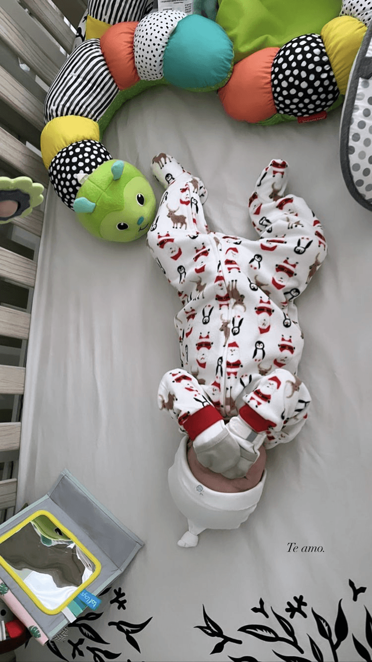 Baby León llegó para reinar en los corazones de Carlitos y Vanessa, y con un look muy navideño también conquistó a los seguidores de sus papis.