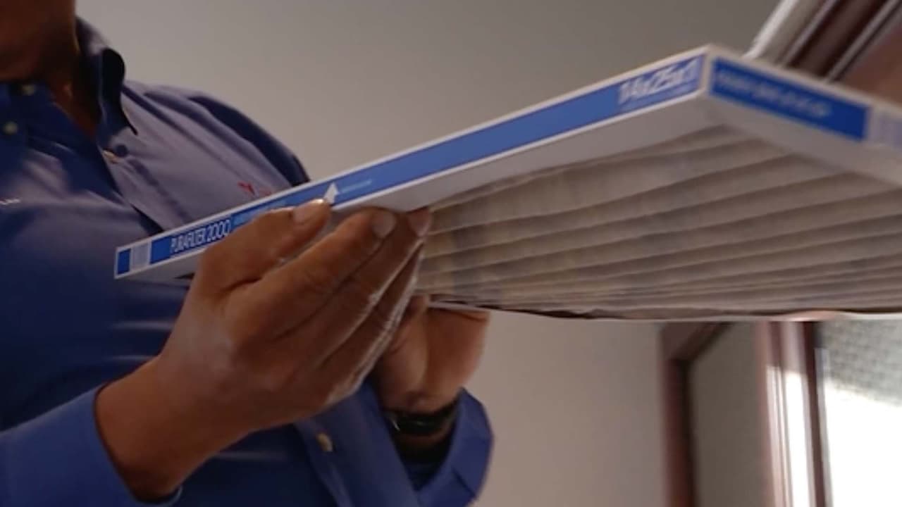 Para encontrar a un buen técnico podemos ingresar a la página del Departamento de Regulaciones de Texas, luego bajamos donde dice “Search TDLR Licenses”.