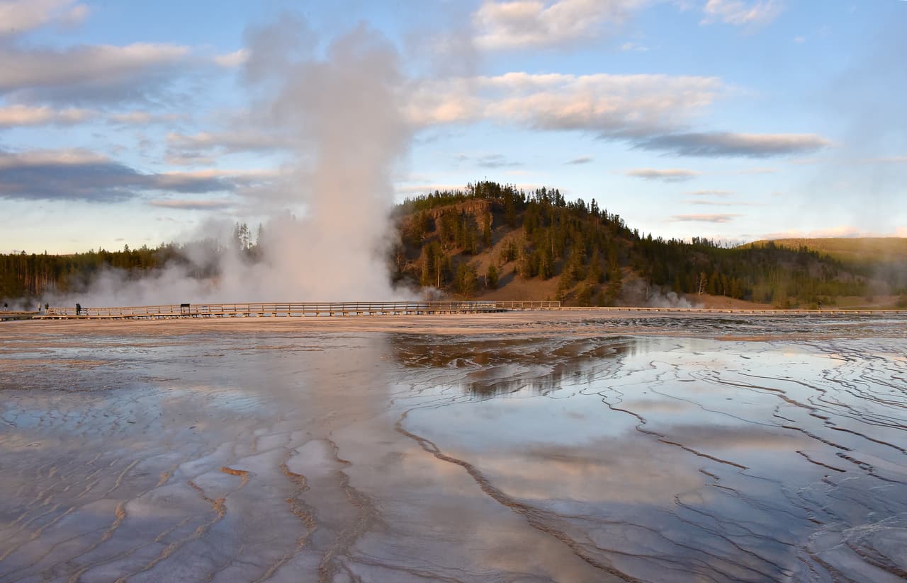 Los géiseres, las fuentes termales, los géiseres de barro y las fumarolas son evidencia de la actividad volcánica continua. 
<a href="https://www.nps.gov/yell/espanol/index.htm"><u>https://www.nps.gov/yell/espanol/index.htm</u></a>