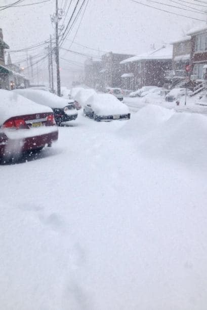 Como podemos ver en esta foto tomada por Jessica Romero Feliciano, ya es común ver automóviles cubiertos por la nieve.