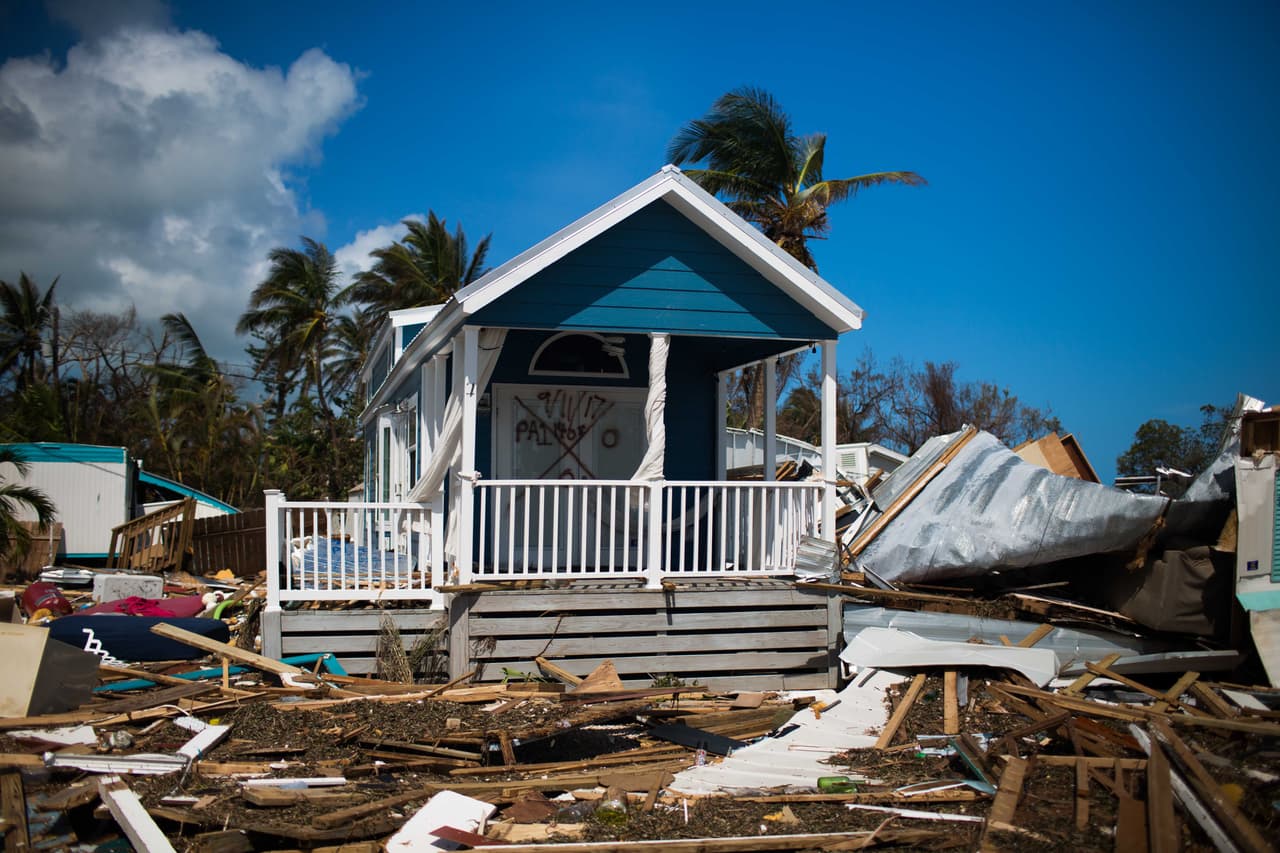 Una casa en una comunidad azotada por la destrucción en los Cayos de Florida. Almudena Toral/Univision Digital