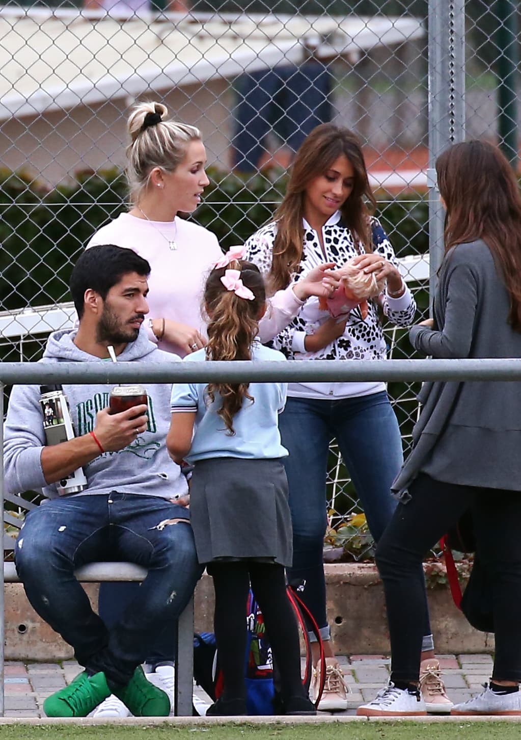 Luis Suárez y las chicas con unos snacks.