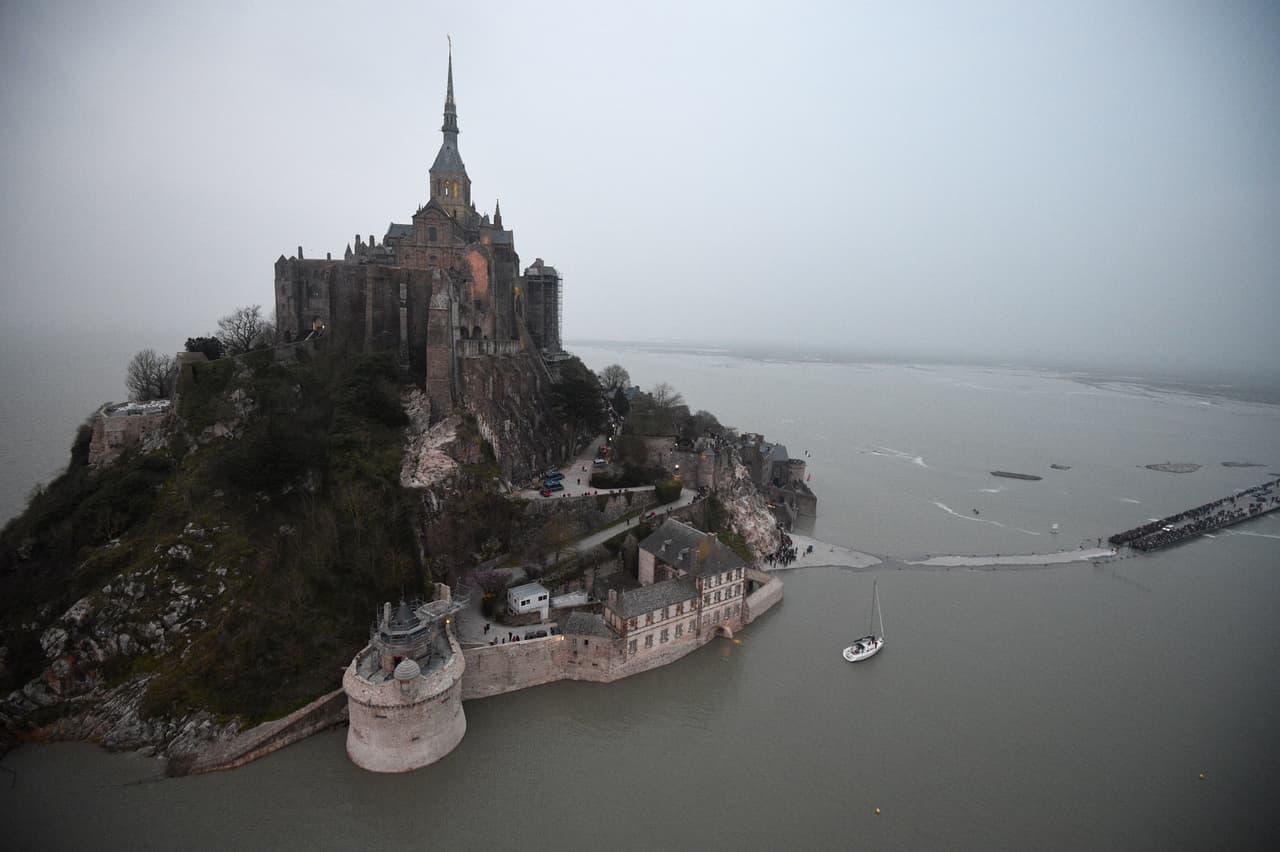 Castillo Mont de Saint-Michel 
<br> Está situado sobre un promotorio rocoso y es el hogar de los monjes más viejos del mundo. Además, es refugio de algunas familias reales que buscan la relajación espiritual. Las mareas alrededor del castillo varían entre los 50 pies y algunos han muerto por asomarse entre la arena en el momento incorrecto.