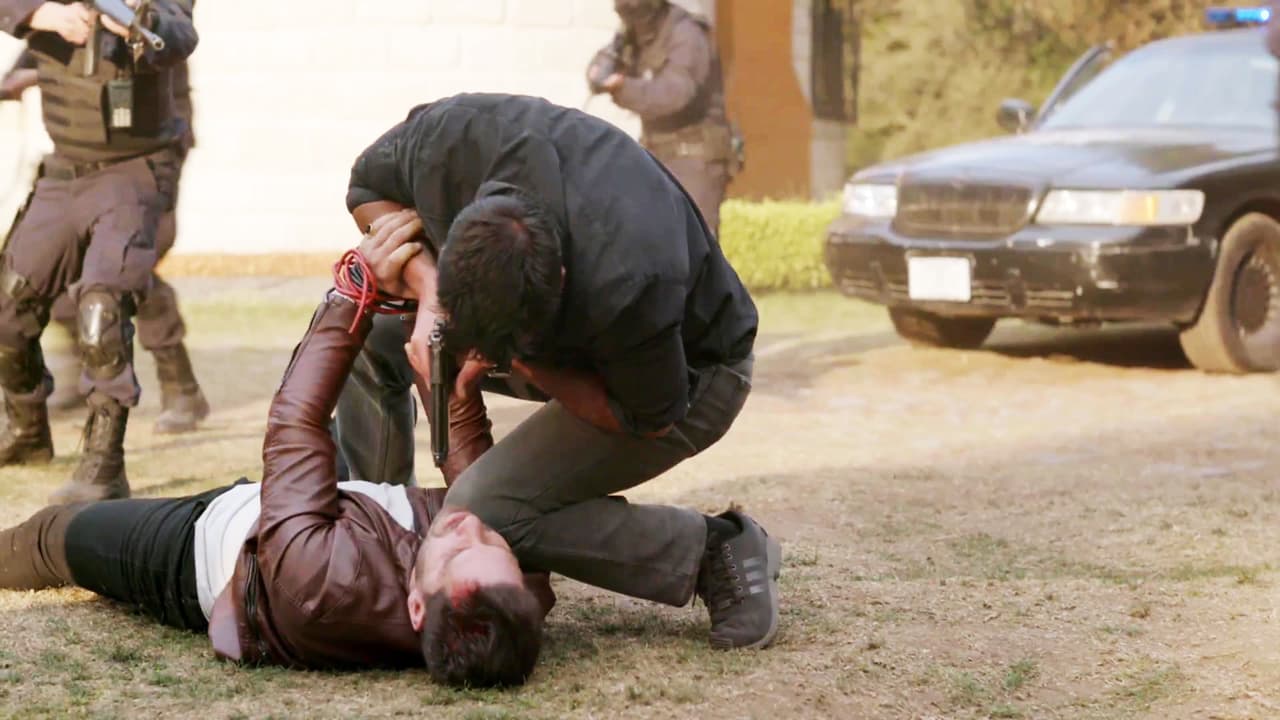 John trató de escapar, pero sus esfuerzos fueron inútiles.