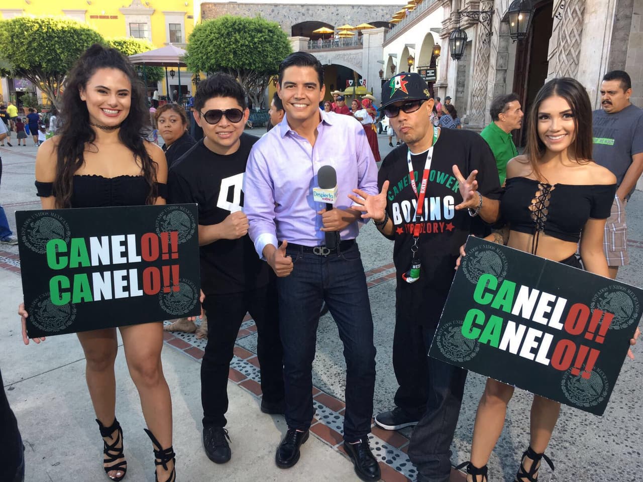 La porra de Saúl 'Canelo' Álvarez también estaba por ahí, pura chica guapa en Los Ángeles.