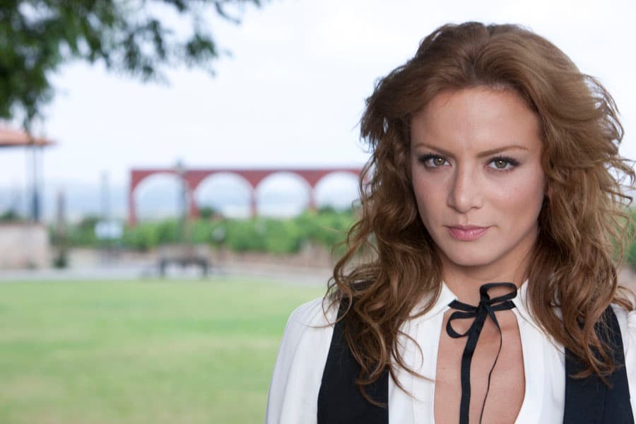 Renata (Silvia Navarro) crece como una mujer hermosa y justa. Por sus múltiples talentos, se posiciona en un puesto muy importante en la empresa de su familia.