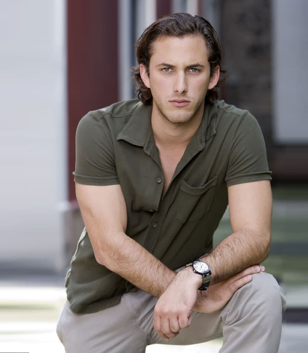 Rafael (Sebastián Zurita), medio hermano de Jerónimo, es un hombre de noble corazón además de ser muy guapo. Jerónimo piensa que suicidó por el desamor de Renata.