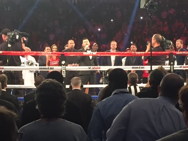 Ricardo Tapia canta el himno de México.