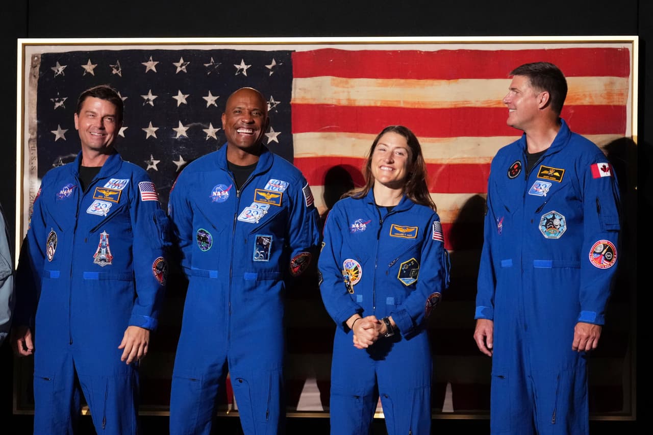 Los miembros de la tripulación del Artemis II, Reid Wiseman (de izquierda a derecha), Victor Glover, Christina Koch y Jeremy Hansen, permanecen de pie mientras el presidente Donald Trump pronuncia un discurso durante el evento "Salute to America".