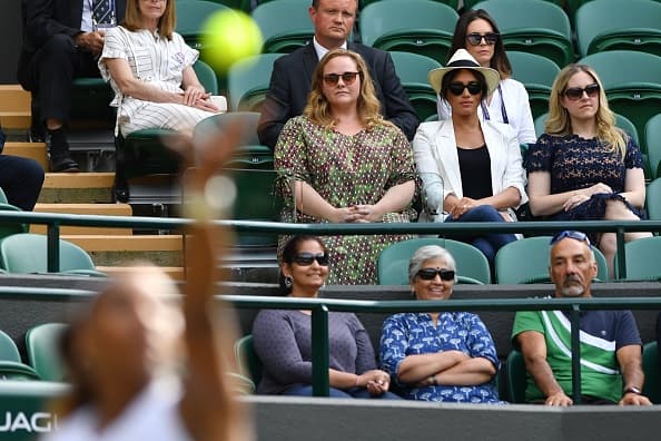 Otra polémica reciente se dio cuando Meghan Markle acudió al torneo de tenis de Wimbledon para apoyar a su amiga Serena Williams, y sus
<b><a href="https://www.univision.com/famosos/meghan-markle-se-gana-fuertes-criticas-porque-sus-guardaespaldas-impidieron-que-la-fotografiaran-en-wimbledon-fotos" target="_blank">guardaespaldas impidieron </a></b>que el público le tomara fotos argumentando que ella estaba ahí a
<b>"título personal". </b>