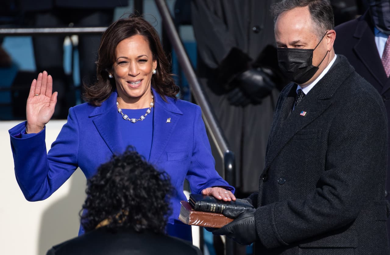 <b>Las dos biblias de Kamala Harris. </b>Para su juramentación la vicepresidenta eligió dos biblias: una que pertenecía al exjuez de la Corte Suprema Thurgood Marshall, uno de sus héroes que la inspiró a seguir una carrera en la ley, y la de Regina Shelton, una vecina que se preocupaba por Harris y su hermana Maya cuando eran niñas.
<br>