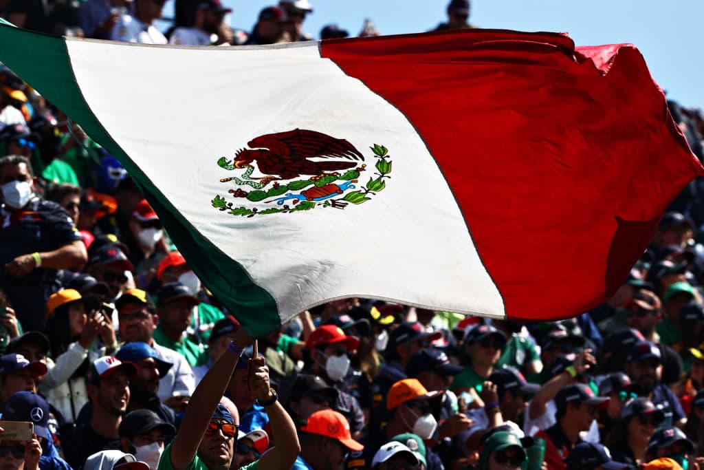 Red Bull hace el 1-3 con Max Verstappen en primer lugar y Sergio Pérez en tercero durante el Gran Premio de México en la Formula 1. Lewis Hamilton se quedó con la segunda posición durante la carrera. El mexicano logró subirse al podio en se casa.