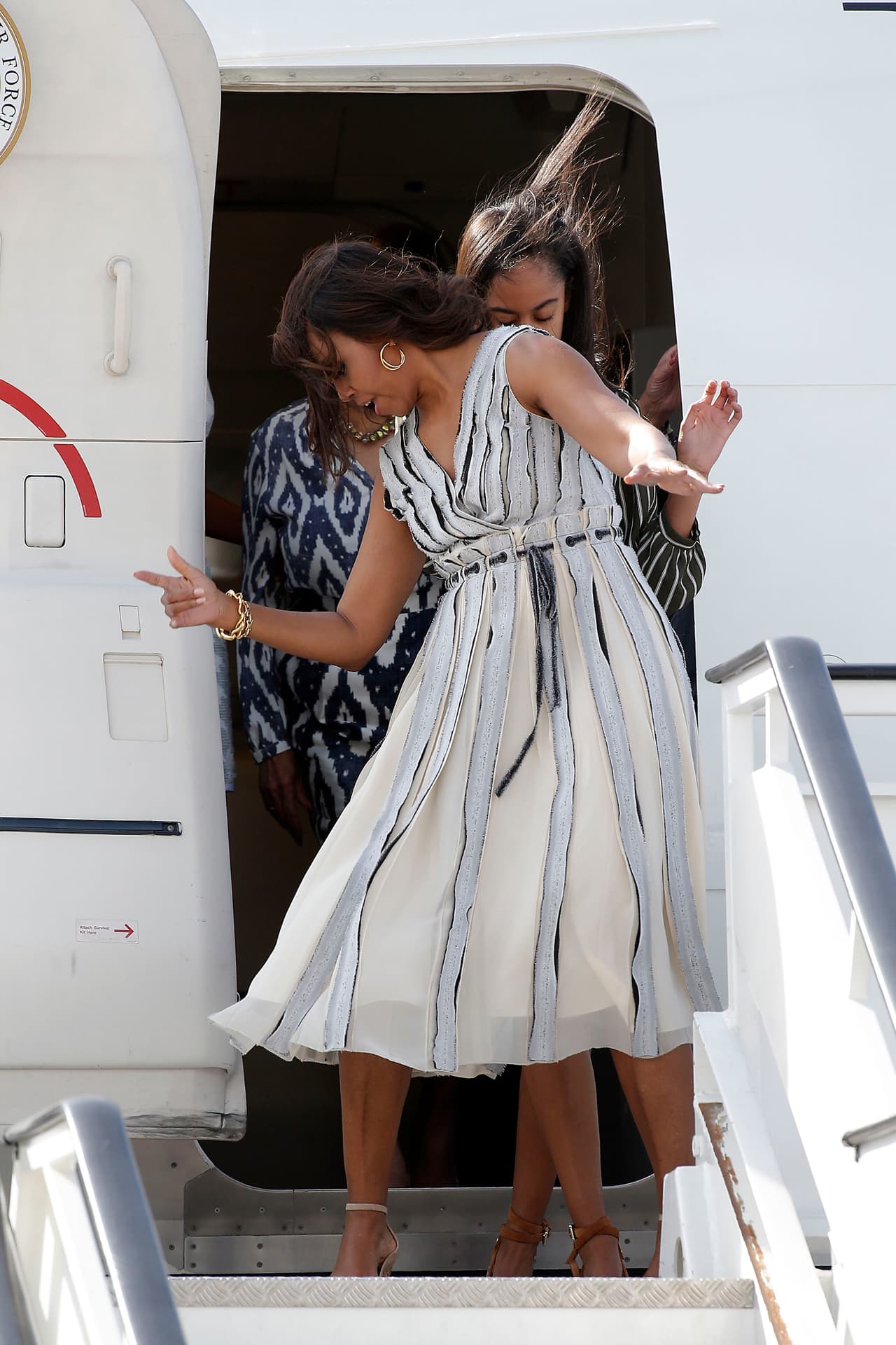Las mujeres Obama tuvieron un recibimiento muy atropellado en el aeropuerto de Madrid.