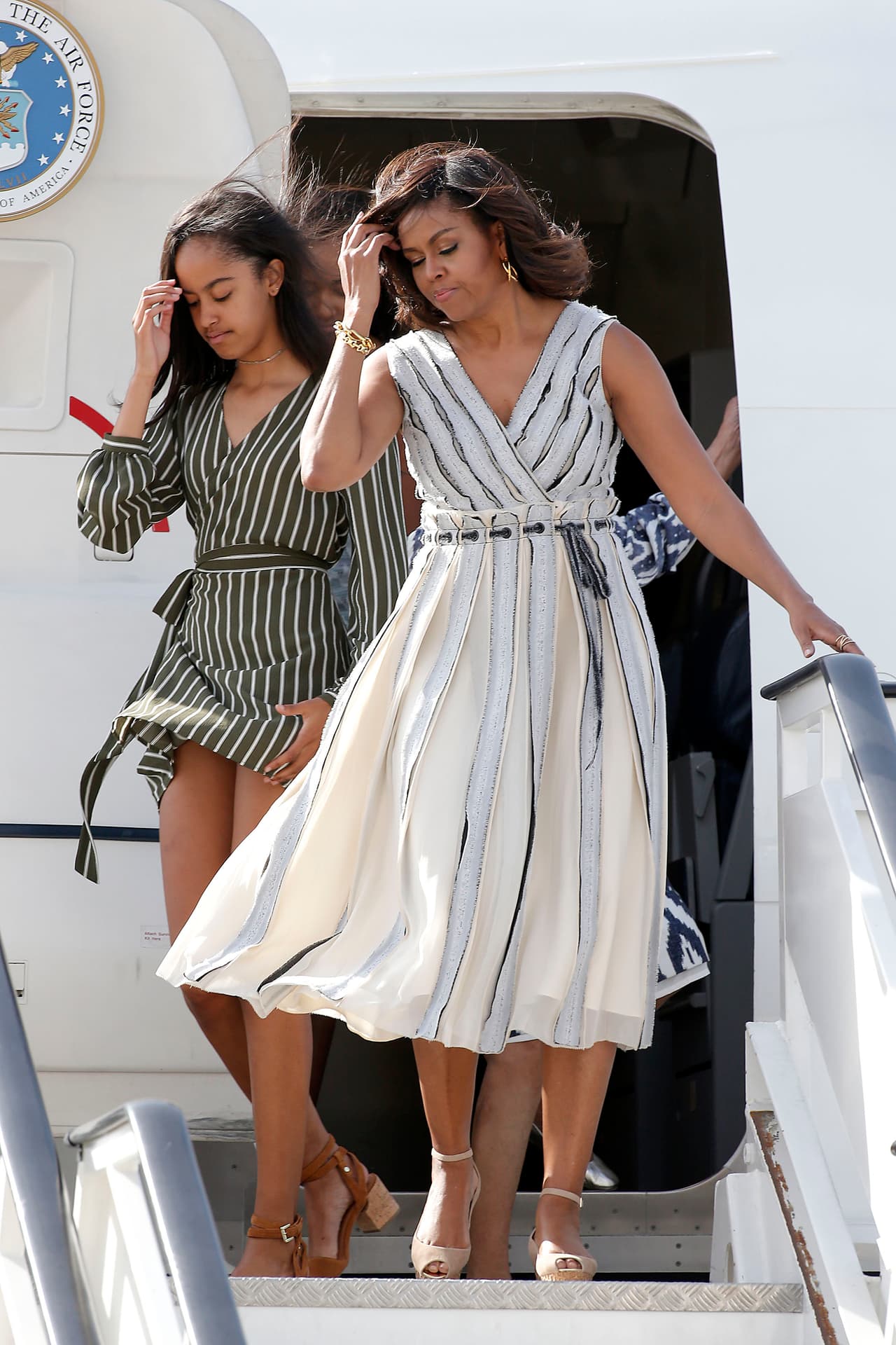 El viento hizo de las suyas con las cabelleras y vestidos de Michelle y Malia Obama.