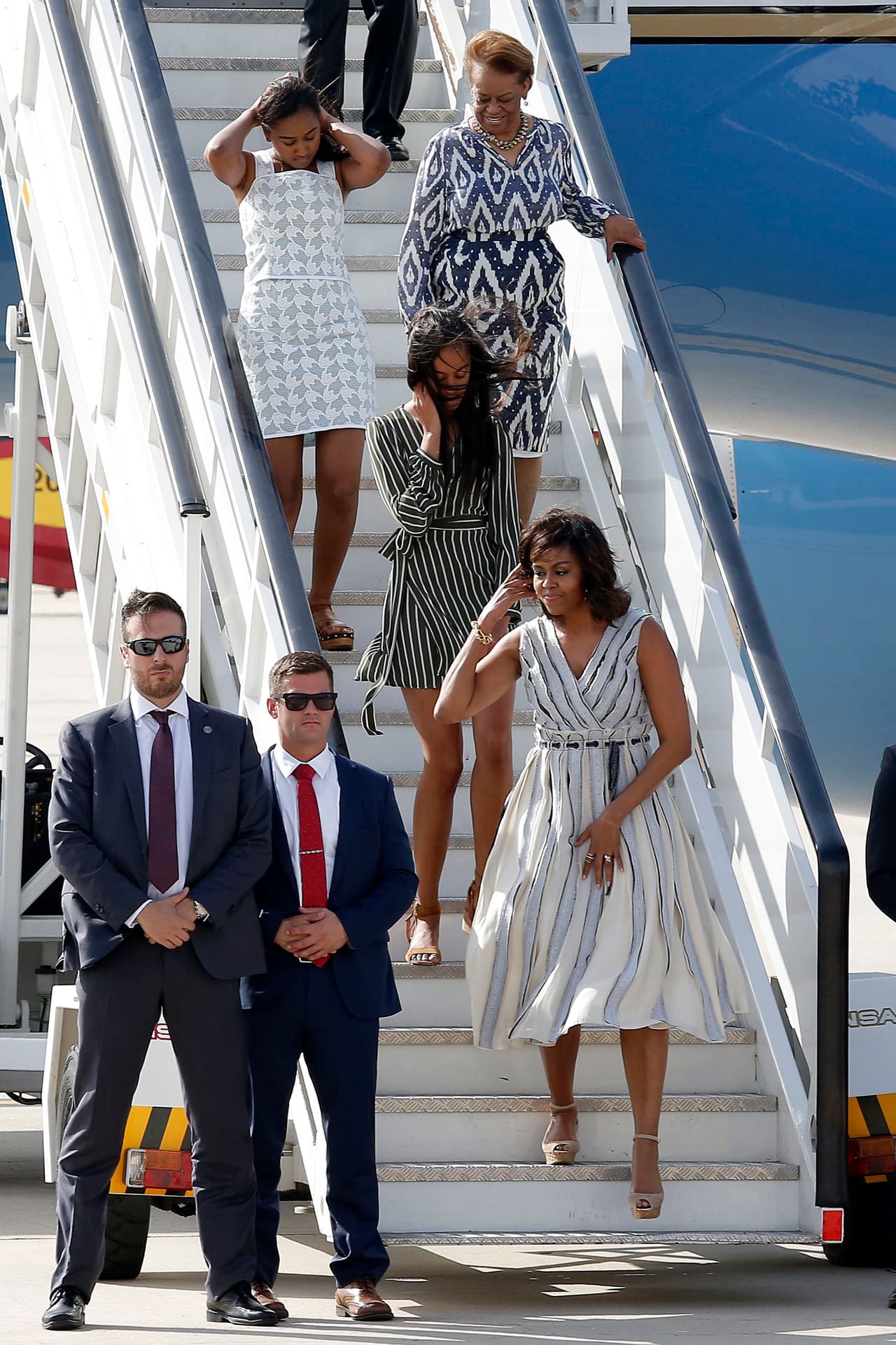 Malia por suerte no tropezó en la escalinata.