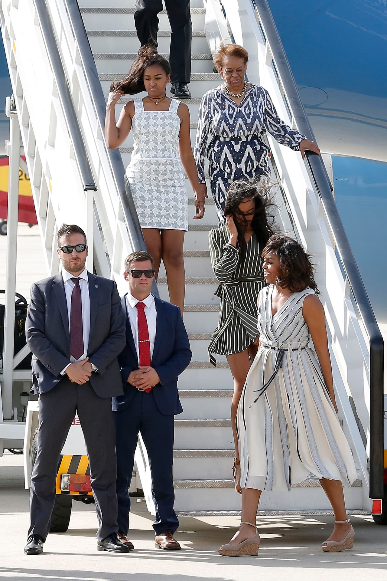 Michelle dio muestra de su temple, pues ante el vergonzoso momento mantuvo la sonrisa y cumplió con el protocolo.