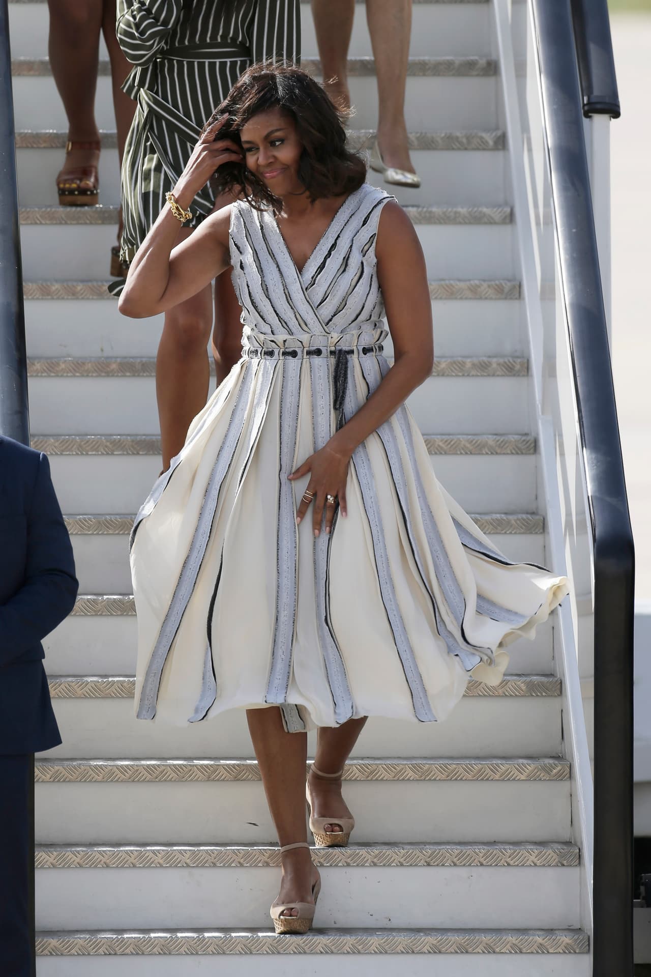 Además alborotó sus cabelleras al grado de cubrirles el rostro.