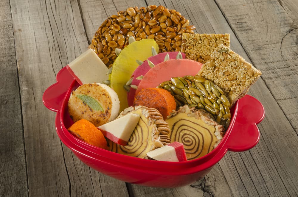 <b>SAGITARIO</b>
<br>Amante de la naturaleza y de recorrer el mundo entero, a un Sagitario le encantaría descubrir culturas extranjeras a través de sus dulces típicos. Son de mente muy abierta así que ponles algo salado, dulce, amargo, exótico, seguro lo probarán.