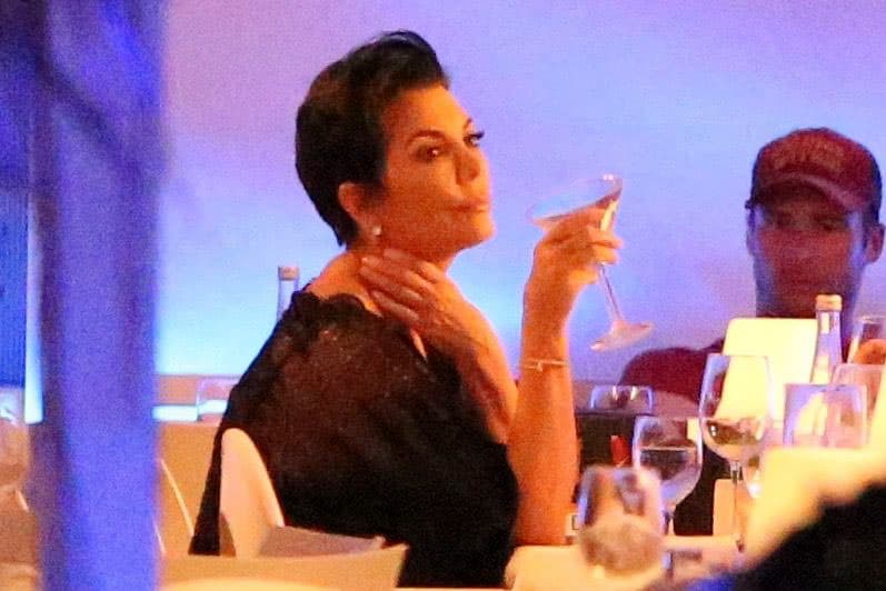 Lo primero que admitió Kris Jenner es que con todo lo que está ocurriendo de forma simultánea en las vidas de sus seis hijos, ni ella puede mantenerse al día, ‘keep up’ con las Kardashian.