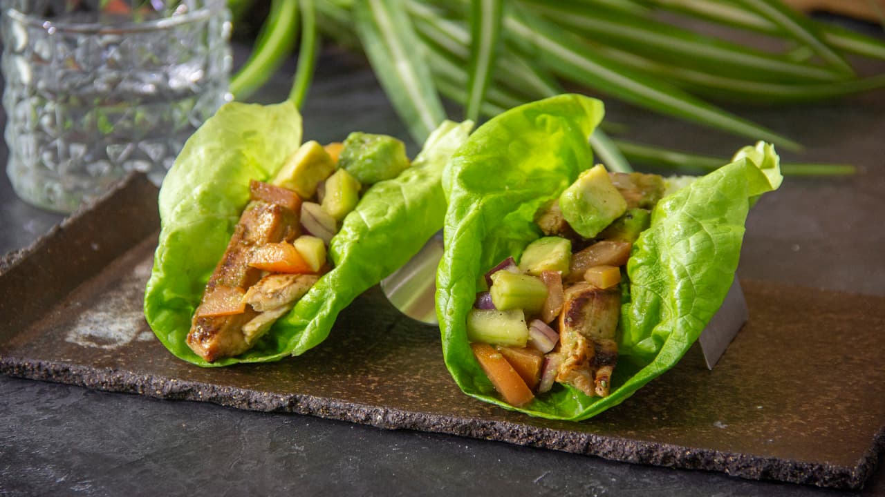 Tacos de lechuga con ensalada de pollo 