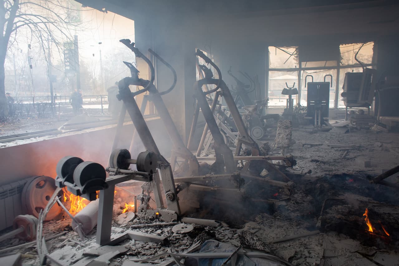 Un gimnasio destruido cerca de una torre de televisión que fue atacada por un misil ruso en Kiev, el 1 de marzo. Según Ucrania en esta agresión perdieron la vida al menos cinco civiles.