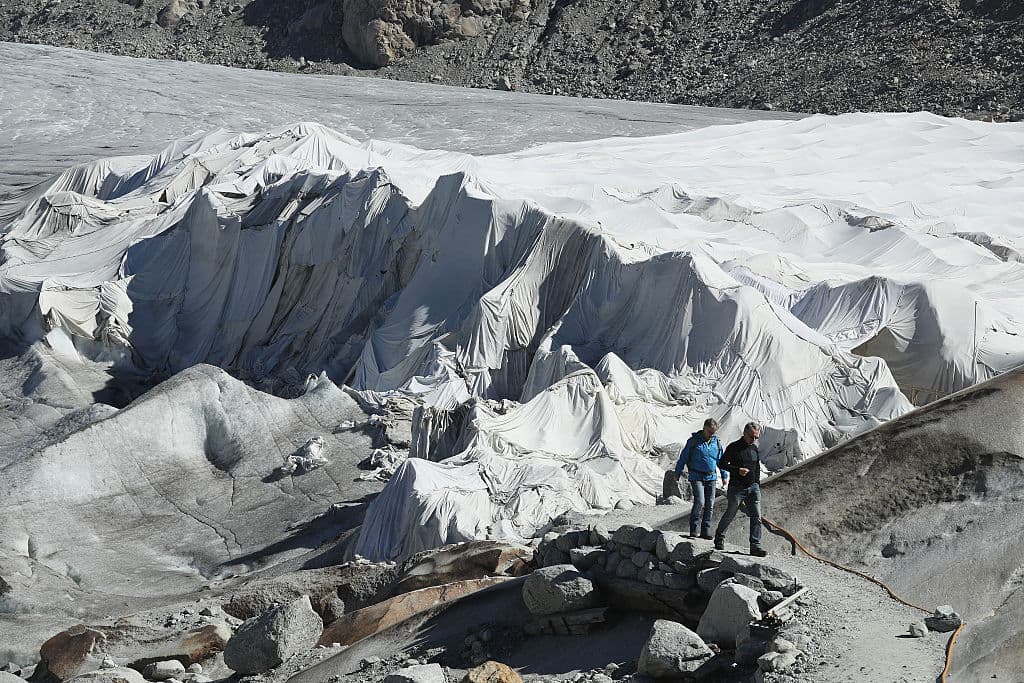 Los suizos arropan sus glaciares con mantas de tela (y te sorprenderá el porqué)