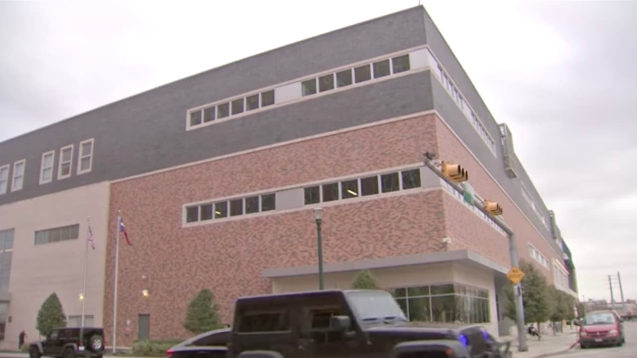 Cuando el personal médico salió, encontró en el auto de la mujer a la niña envuelta en bolsas de plástico y una malla y descubrieron que tenía una herida en el cuello y médicos confirmaron que estaba muerta.