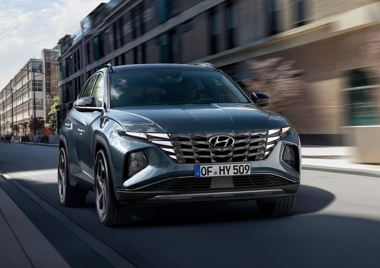 <h3 class="cms-H3-H3"><b>Hyundai Tucson 2021</b></h3>
<br>
<br>Al ser uno de los modelos más populares en el portafolio del fabricante surcoreano, con más de 7 millones de unidades vendidas a nivel mundial desde su debut en 2004, estaba claro que la cuarta generación de la Tucson contaría con una buena cantidad de mejoras. Lo que no esperábamos era que fueran tan radicales respecto a la edición que reemplaza. En el apartado estético, la nueva Tucson se ve mucho más atlética y moderna; mientras que para su tren motriz, por primera vez ofrece tres opciones: una gasolinera, una híbrida y una híbrida enchufable. Esta SUV compacta llegará a EEUU a mediados de 2021.
<br>