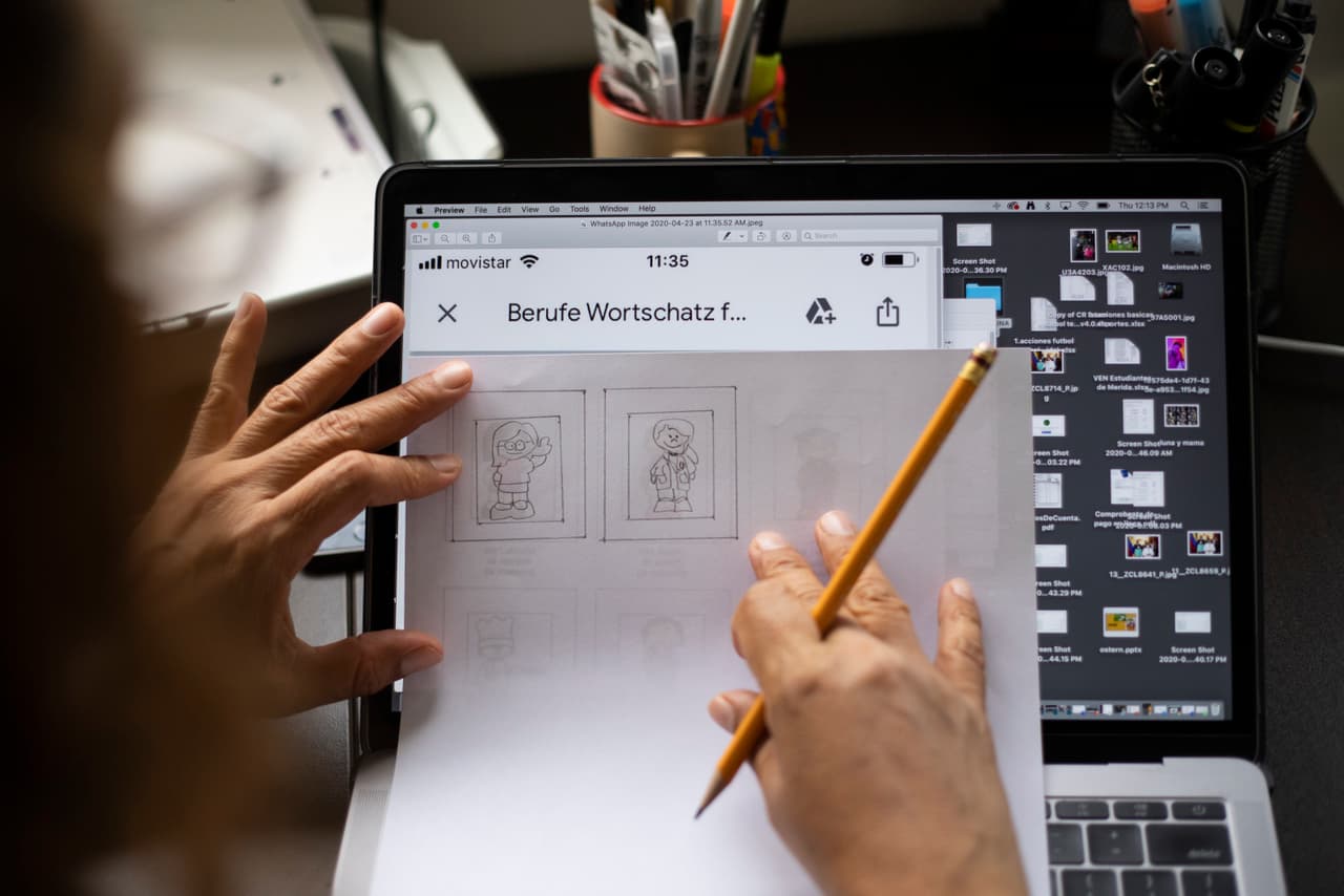 A diferencia del aprendizaje remoto iniciado en la primavera de 2020, en la Academia Virtual los estudiantes tendrán asignados maestros de su escuela o del distrito, se tomará la asistencia y las calificaciones serán contadas.