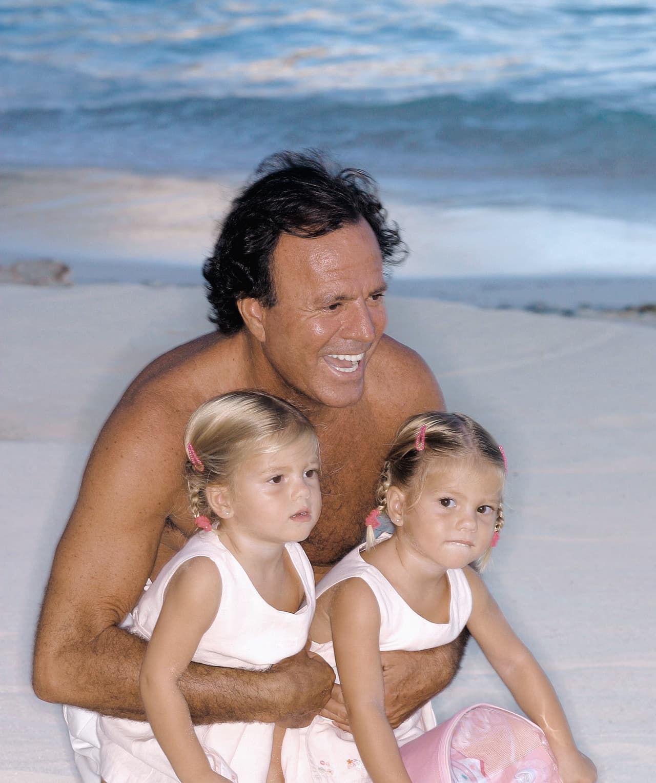 Las gemelas de Julio Iglesias, Victoria y Cristina, fruto de su matrimonio con Miranda Rijnsburger, se han convertido en unas señoritas y sorprendieron a los fans de su padre con imágenes que compartieron a través de sus nuevas cuentas de Instagram.