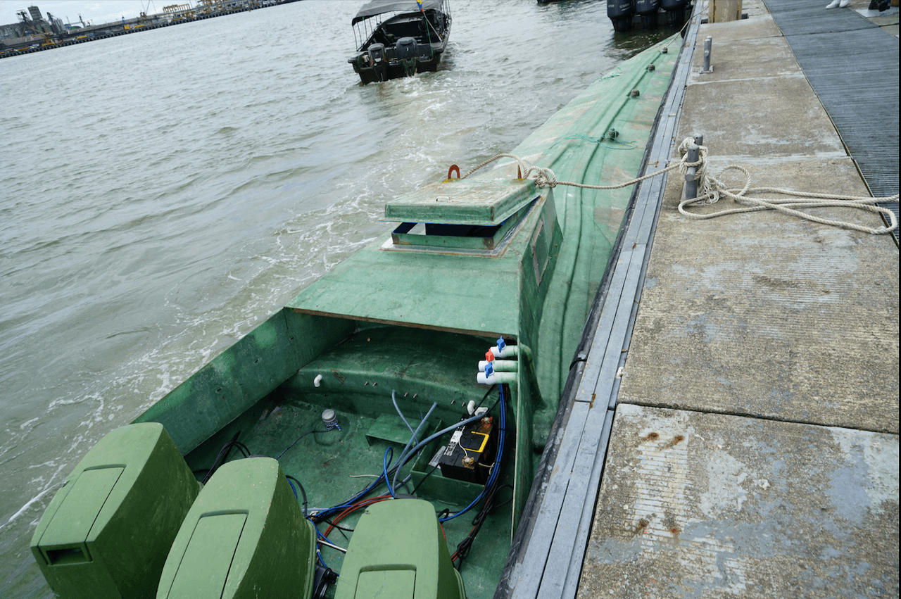 Un narcosubmarino es una embarcación que viaja a ras del agua y se encuentra completamente tapada, con motores fuera de borda.
