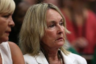 Para June Steenkamp, la madre de la modelo, Pistorius “va a pagar algo” del crimen que cometió con la cárcel.