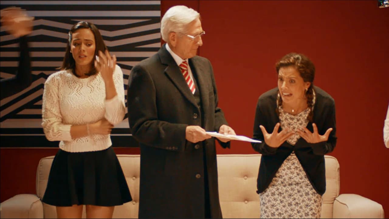 Al leer el testamento, el 'Lic. Lamadrid' (Carlos Bracho) señaló que 
<b><a href="http://www.univision.com/novelas/enamorandome-de-ramon/marisol-del-olmo-de-millonaria-a-nana-mira-su-paso-por-las-telenovelas-fotos">'Juana'</a></b> era la única beneficiaria del seguro de vida por un millón de dólares y que tendría que administralo, noticia que le cayó como 'bote de agua fría'.