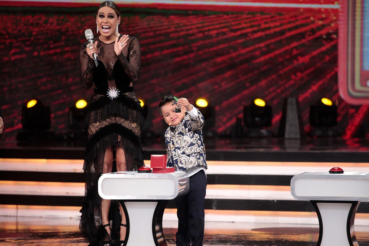 Giovani guardó las llaves en su cajita roja, y se las entregó a su mamá.