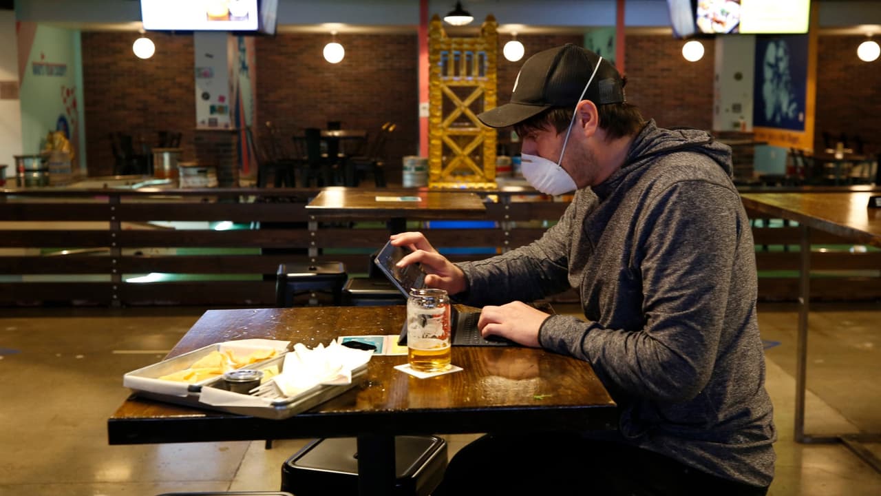 Concejo de Los Ángeles aprueba cambios a la orden de prueba de vacunación