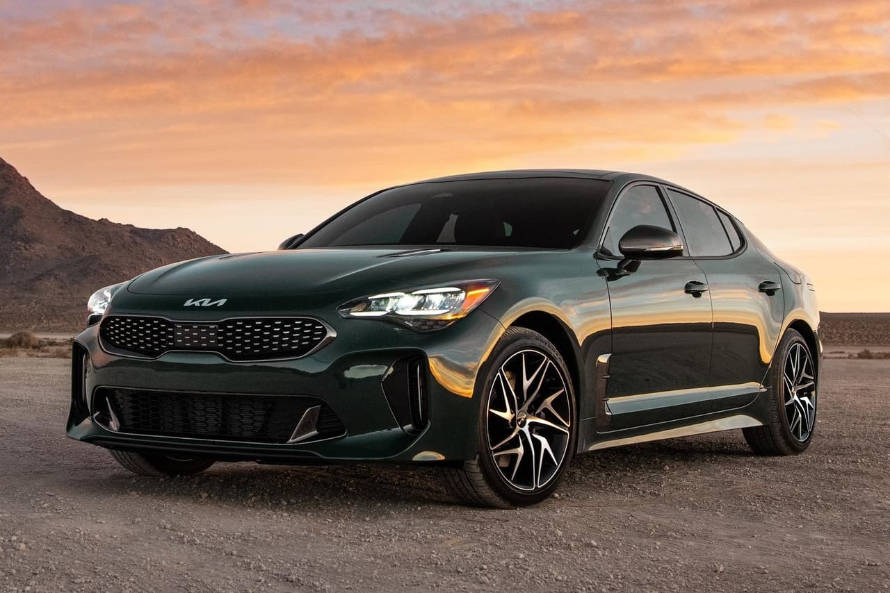 Aquí encontramos un nuevo juego óptico con luces diurnas, una barra de luz trasera que se extiende por todo lo ancho, puntas de escapes más prominentes y nuevos diseños para sus rines de hasta 19 pulgadas.