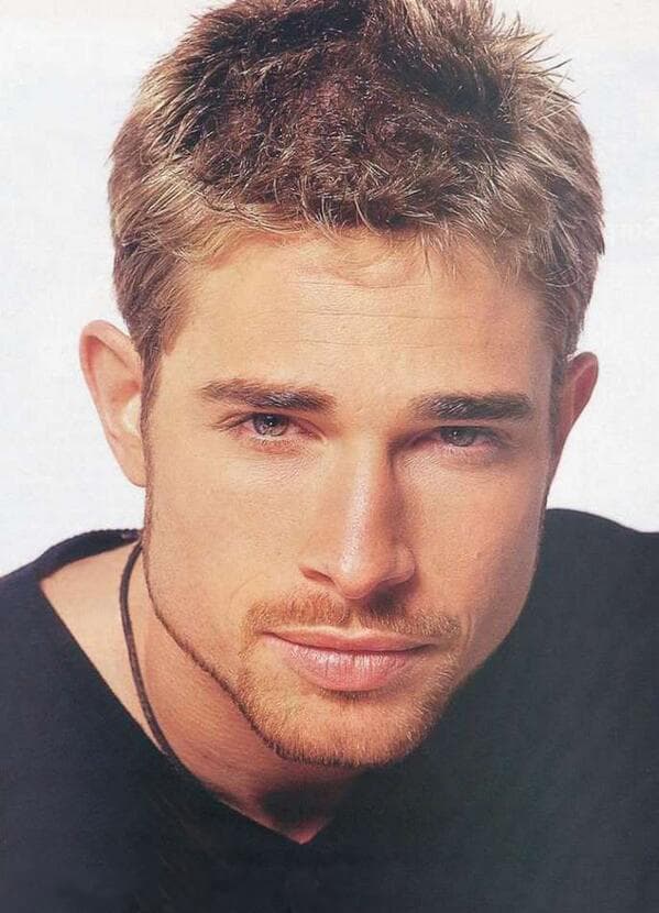 Antes de ser un galán cotizado, Sebastián Rulli tuvo que hacer personajes secundarios en las telenovelas. 'Clase 406' fue la tercera telenovela mexicana en la que apareció y lo hizo interpretando al maestro de Psicología.