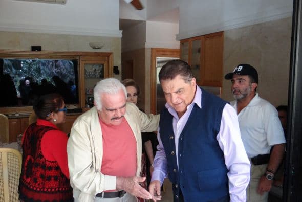 Antes de despedirse, un buen apretón de manos selló la buena relación que entablaron estas dos grandes figuras.