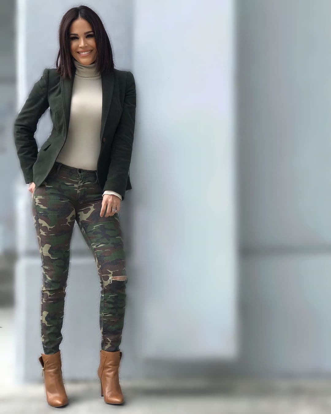 Pantalones con estampado de camuflaje, botines y un saco corto también dieron muestra del inigualable estilo de nuestra Karla.