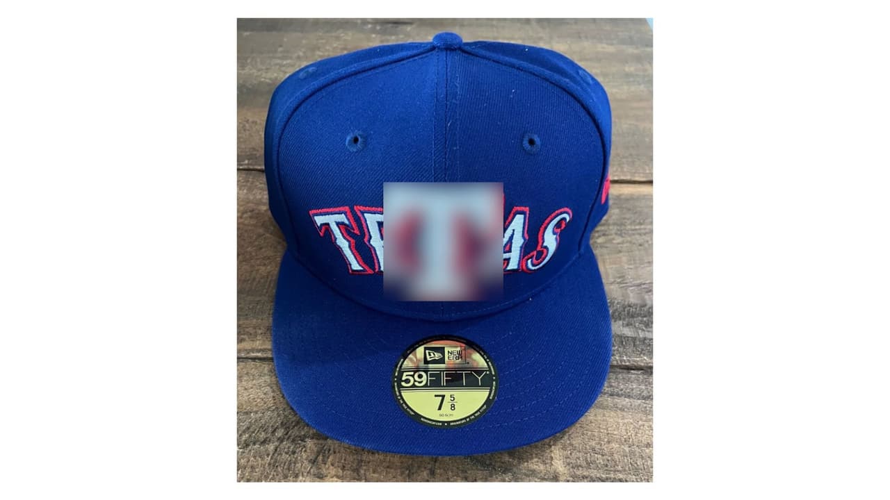 Todo empezó cuando New Era combinó el logotipo clásico de los Rangers con la palabra “Texas”. El resultado fue
<b>una imagen visual que, por casualidad, parece formar una palabra vulgar</b>. Un pequeño, pero notable detalle:
<b> lo que dio lugar a una interpretación totalmente inesperada.</b>