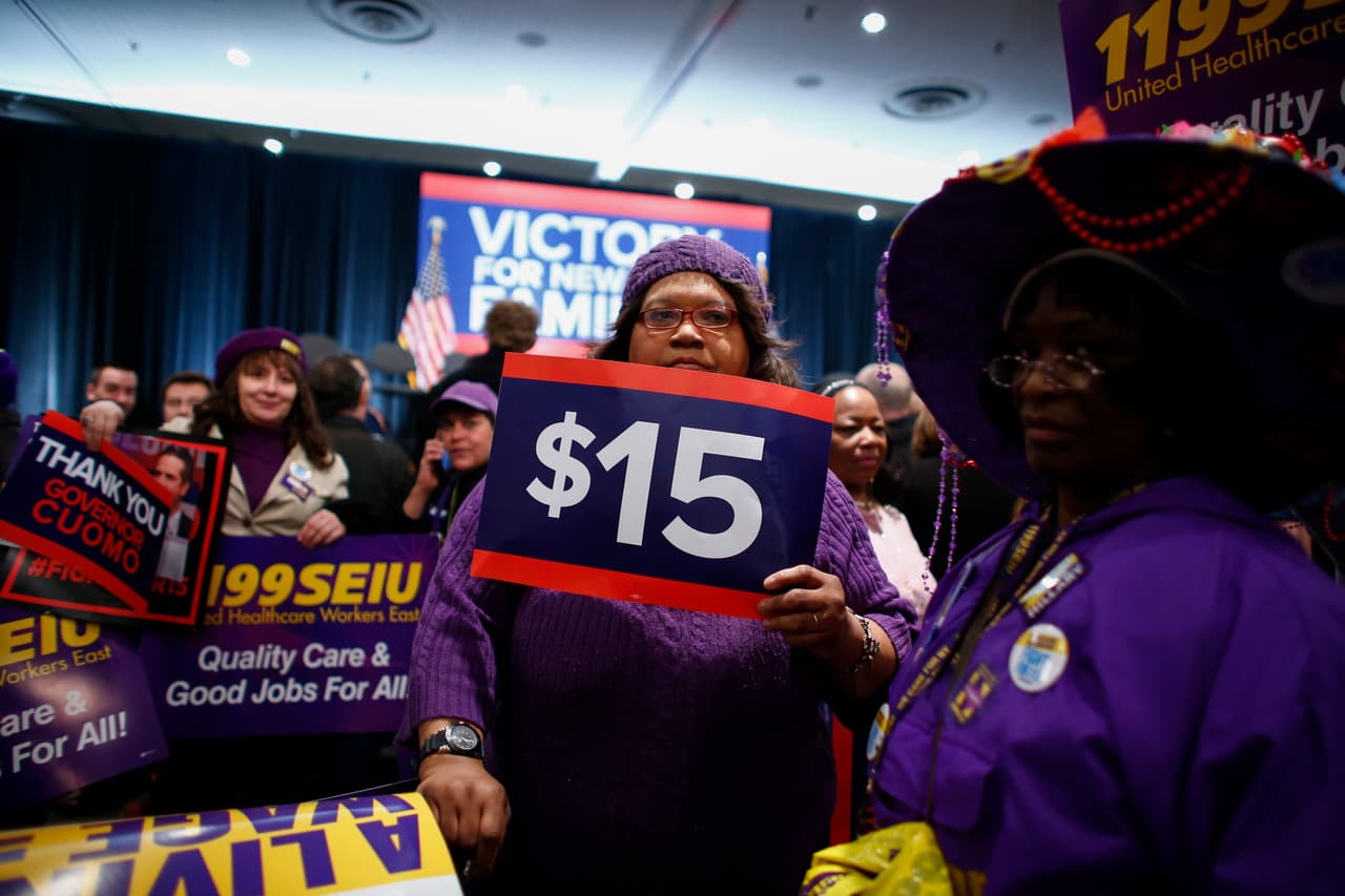 Empleados de varios sindicatos aplaudieron el aumento salarial.